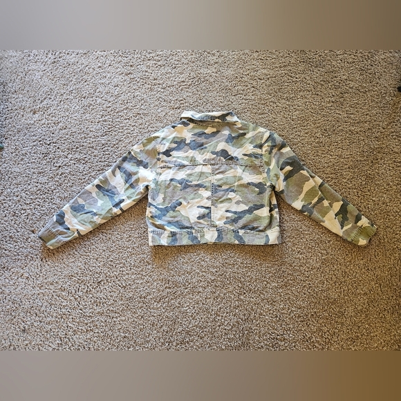 Divided Cropped Button-Front Camouflage Jacket, Size Medium - Picture 6 of 8